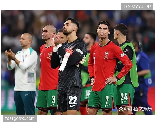 足球传奇的回归持续引发球迷热潮，昔日明星重返赛场状态引人关注