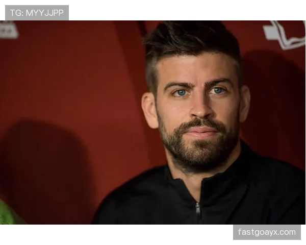 杰拉德·皮克带娃吃冰淇淋，路边停了三辆超跑像摆设，旁边大妈盯着直呼不科学